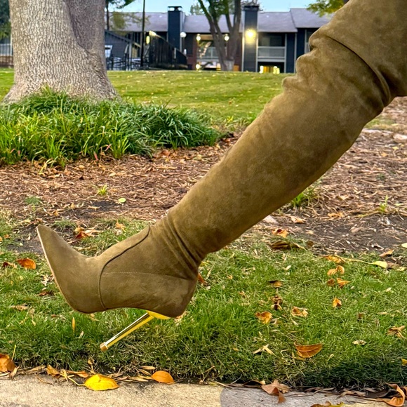 Cape Robbin Sheek thigh high green boots with golden heel S/6 - Picture 6 of 16